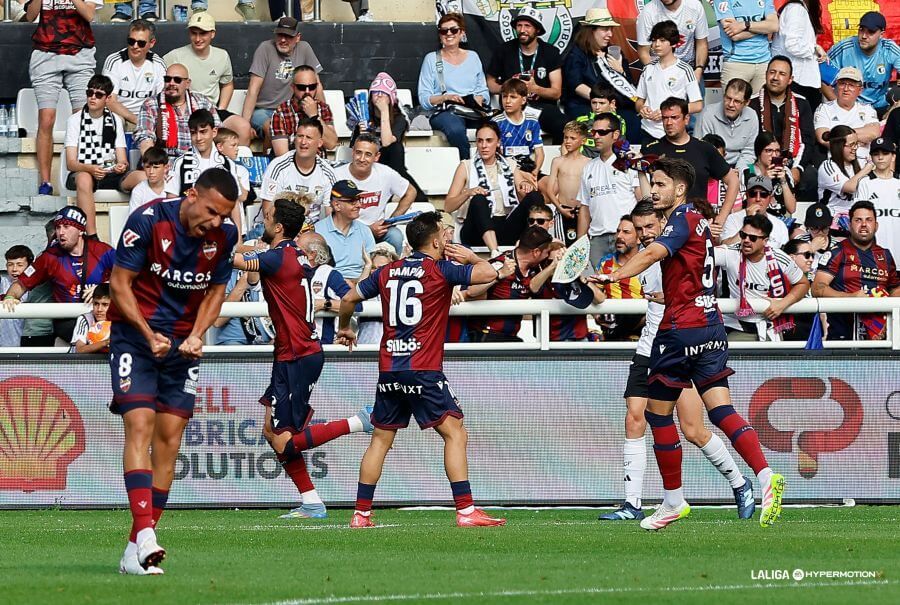  Celebración del Levante tras un gol en Burgos.