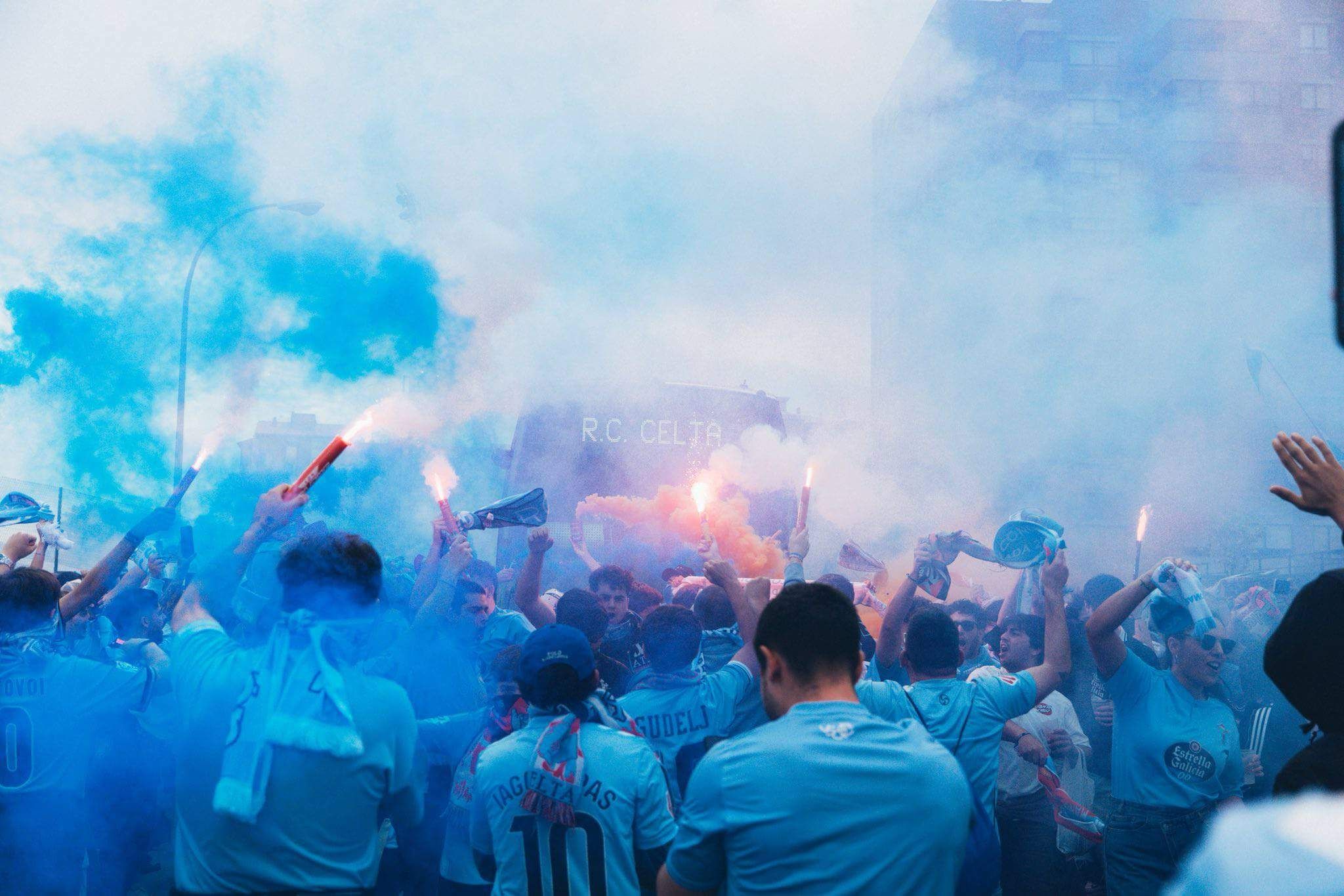 Aficionados del Celta reciben al autobús del equipo (FOTO: Cordón Press).