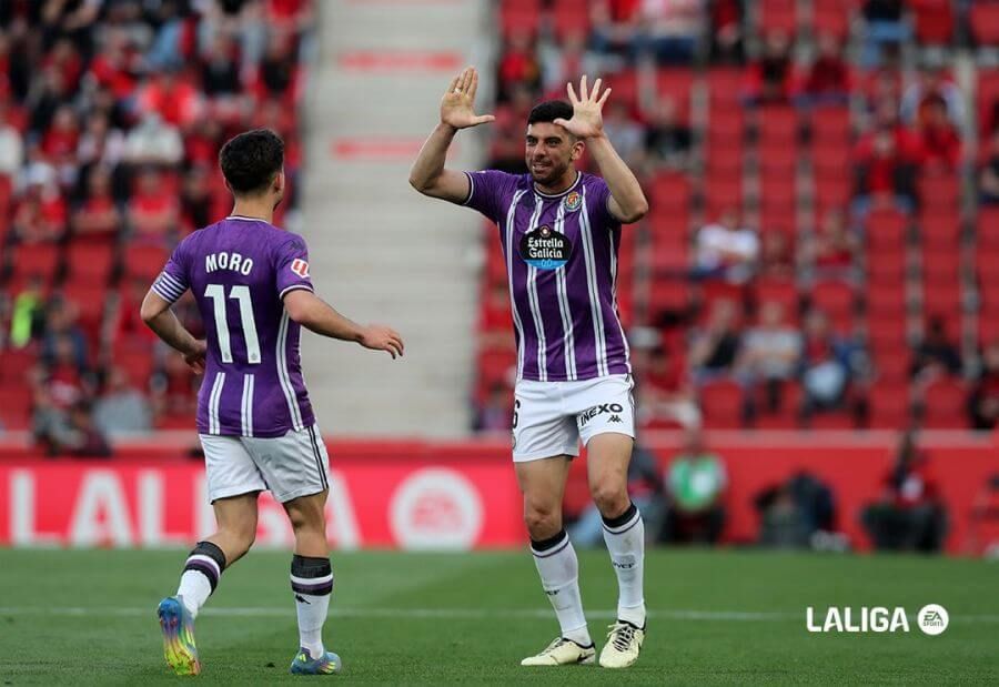  Cenk celebra con Moro su gol anulado en Son Moix, uno de los cedidos con más problemas.