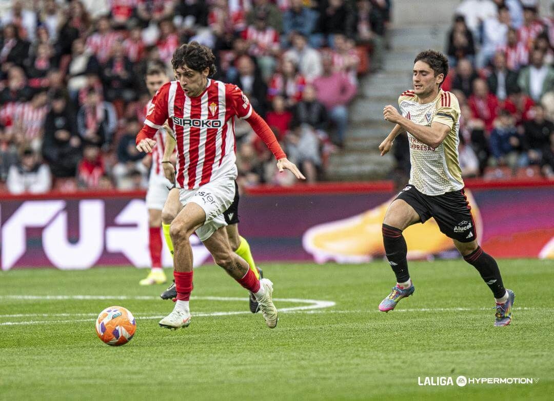  César Gelabert conduce la pelota en un partido con el Sporting.