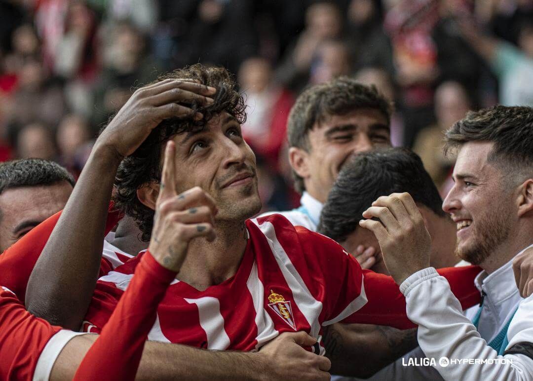 César Gelabert celebra un gol con el Sporting (Foto: LALIGA).