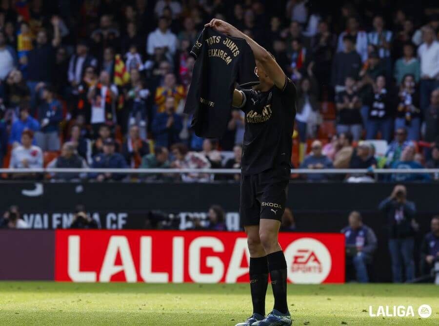 César Tárrega dedica su gol a las víctimas de la DANA en València.