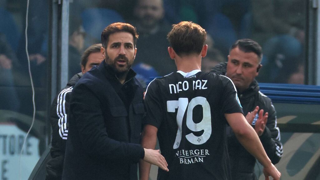 Cesc Fábregas con Nico Paz en un partido (Cordon Press)