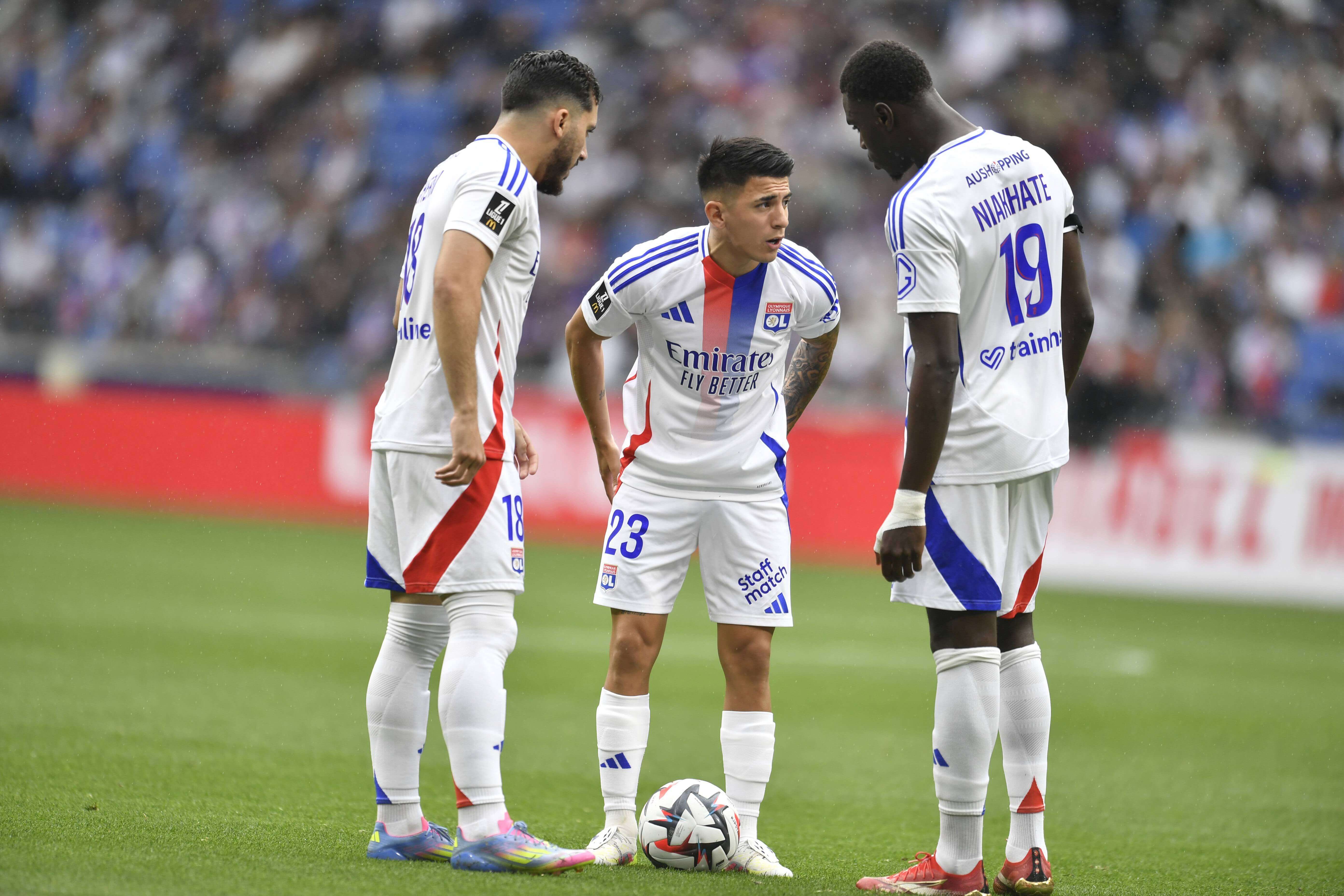  Cherki, Thiago Almada y Niatkhaté, en un partido del Lyon.