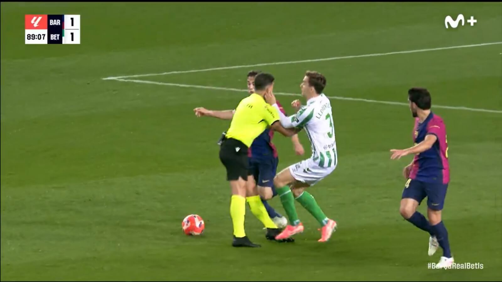  El choque de Gavi y Gil Manzano tras la intervención de Diego Llorente.