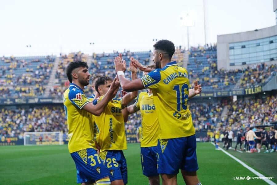 Chris Ramos celebra su gol al Sporting de Gijón.