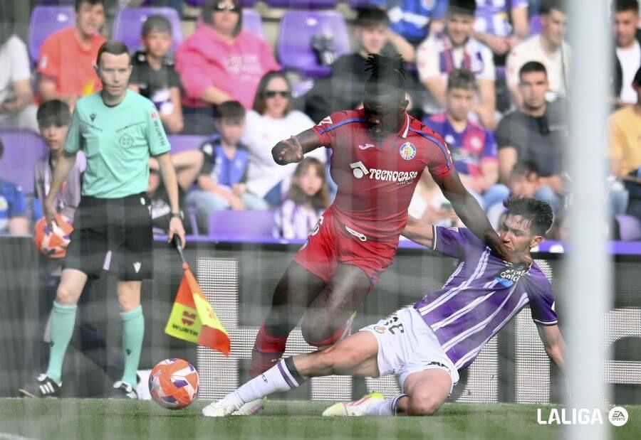 Christantus Uche busca un centro en el Valladolid-Getafe.