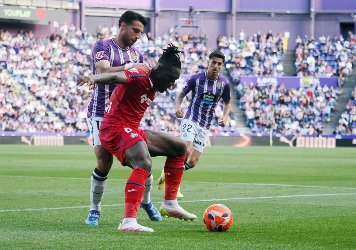  Christantus Uche aguanta la pelota en el Valladolid-Getafe.