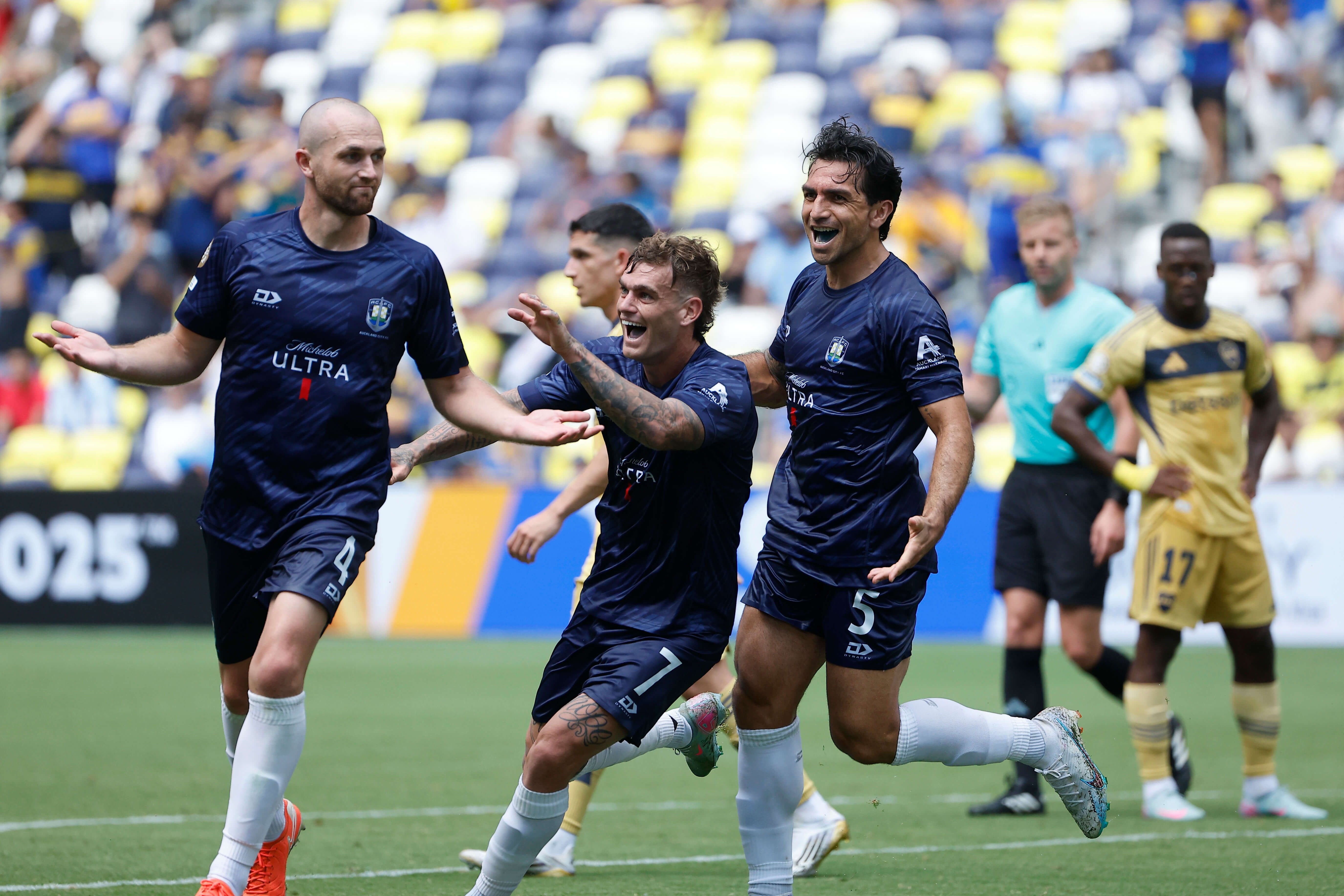 Christian Gray celebrando el gol ante Boca Juniors