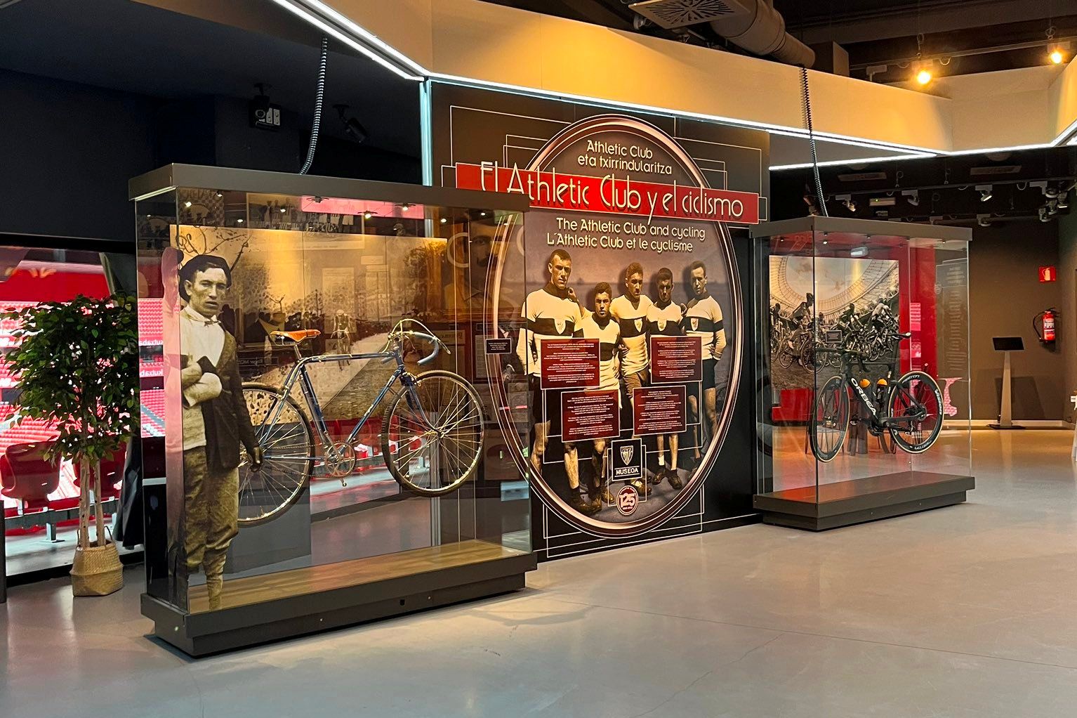  Entrada a la exposición ciclista del Museo del Athletic Club en San Mamés.