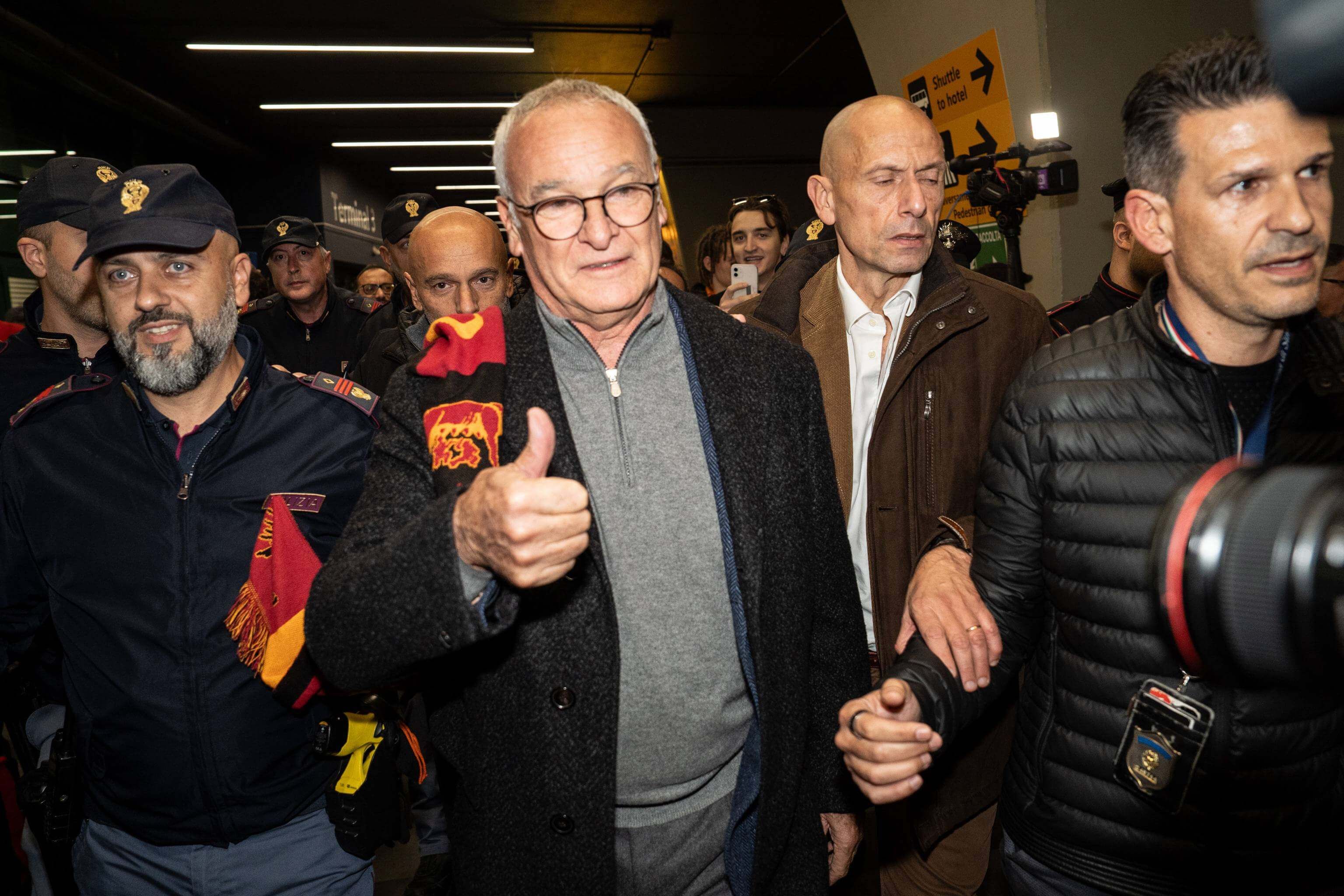  El entrenador Claudio Ranieri, a su llegada al aeropuerto de Roma.