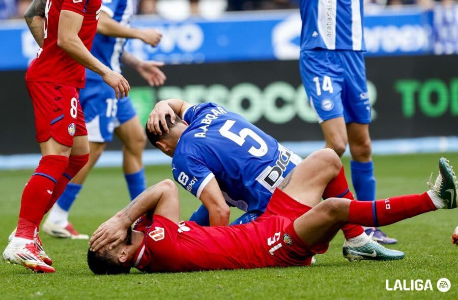  Codazo de Abqar sobre Alderete en el Alavés-Getafe.