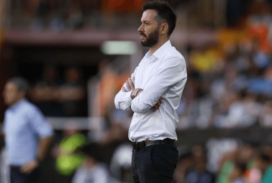 Carlos Corberán, dirigiendo un partido del Valencia.