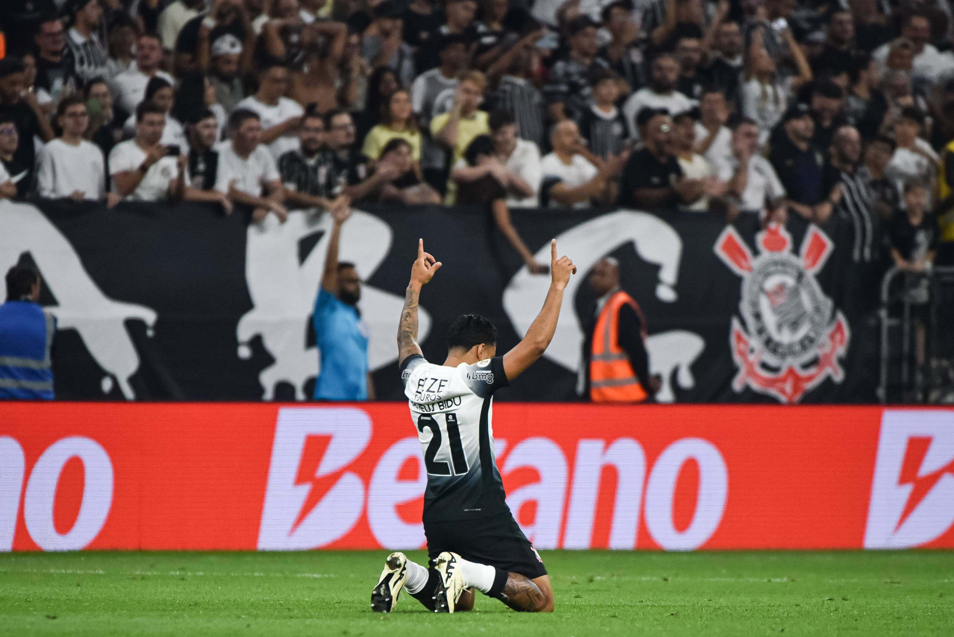 Bidu celebra la victoria del Corinthians sobre el Palmeiras.
