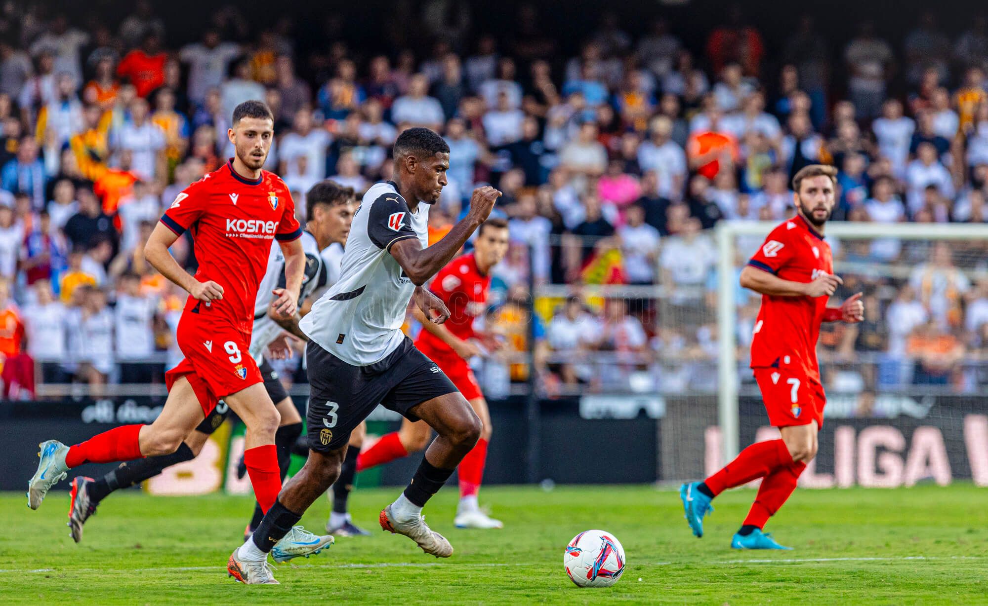Cristhian Mosquera, ante el CA Osasuna (Foto: Valencia CF).