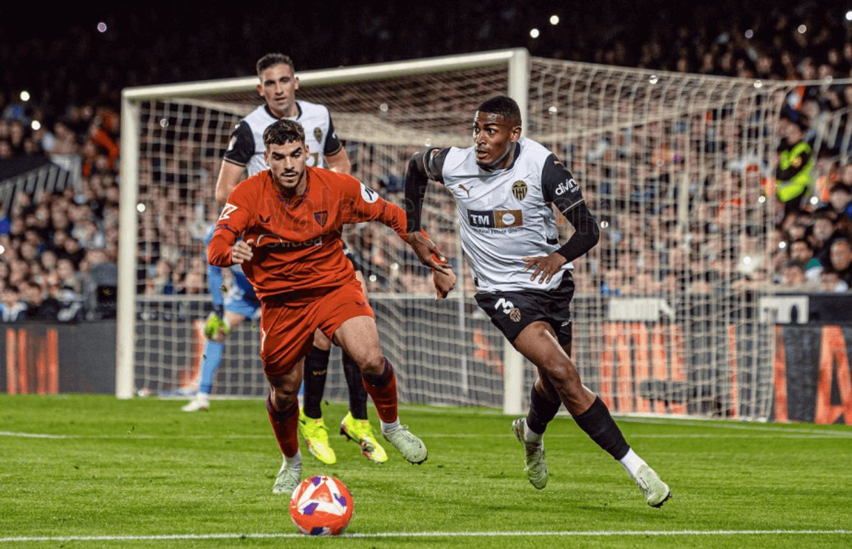 Cristhian Mosquera ante el Sevilla