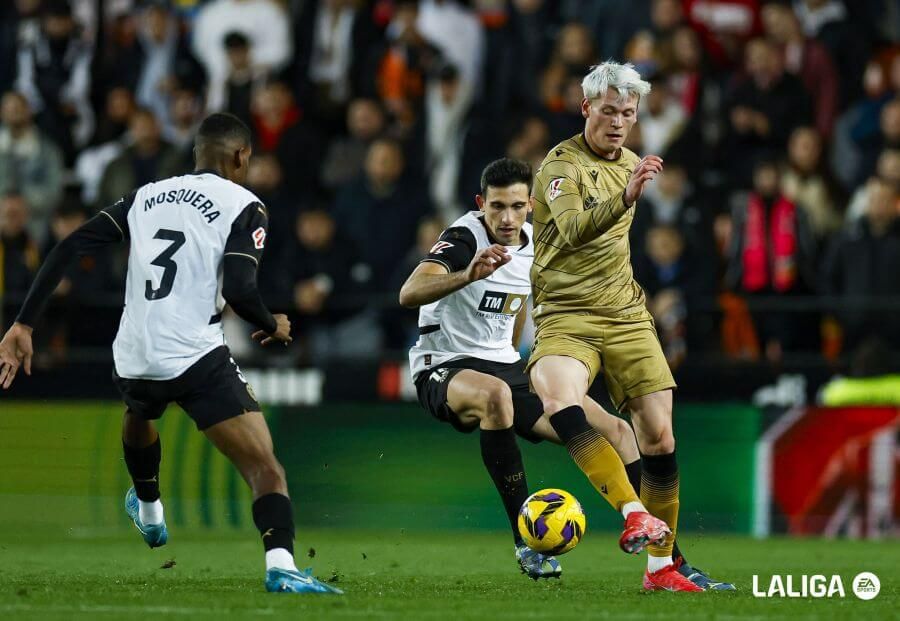 Cristhian Mosquera y César Tárrega, ante la Real Sociedad.