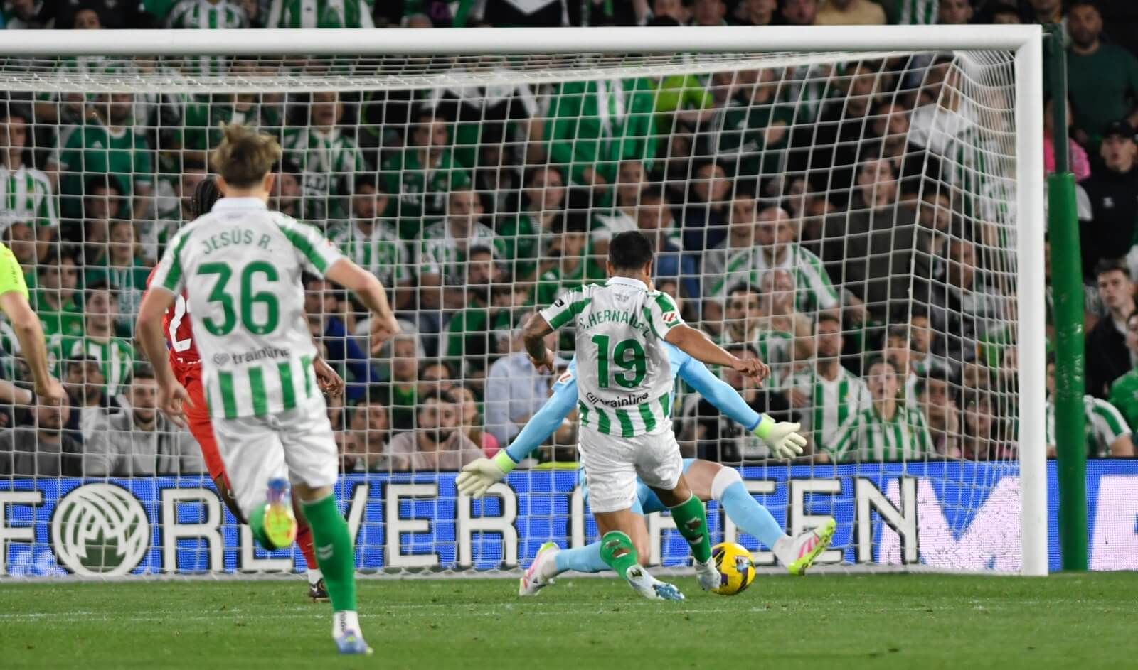  Cucho Hernández, anotando su gol ante el Sevilla.