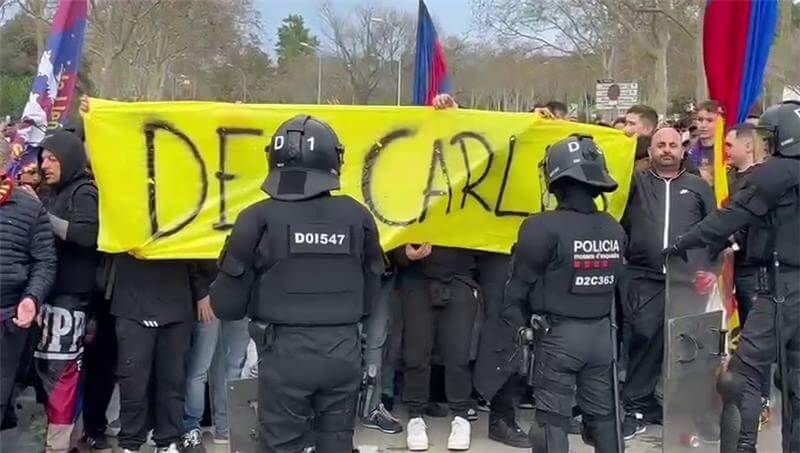  Los aficionados culés homenajean a Carles Miñarro