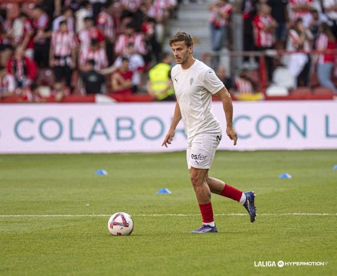 Eric Curbelo durante el calentamiento del Sporting - Oviedo.