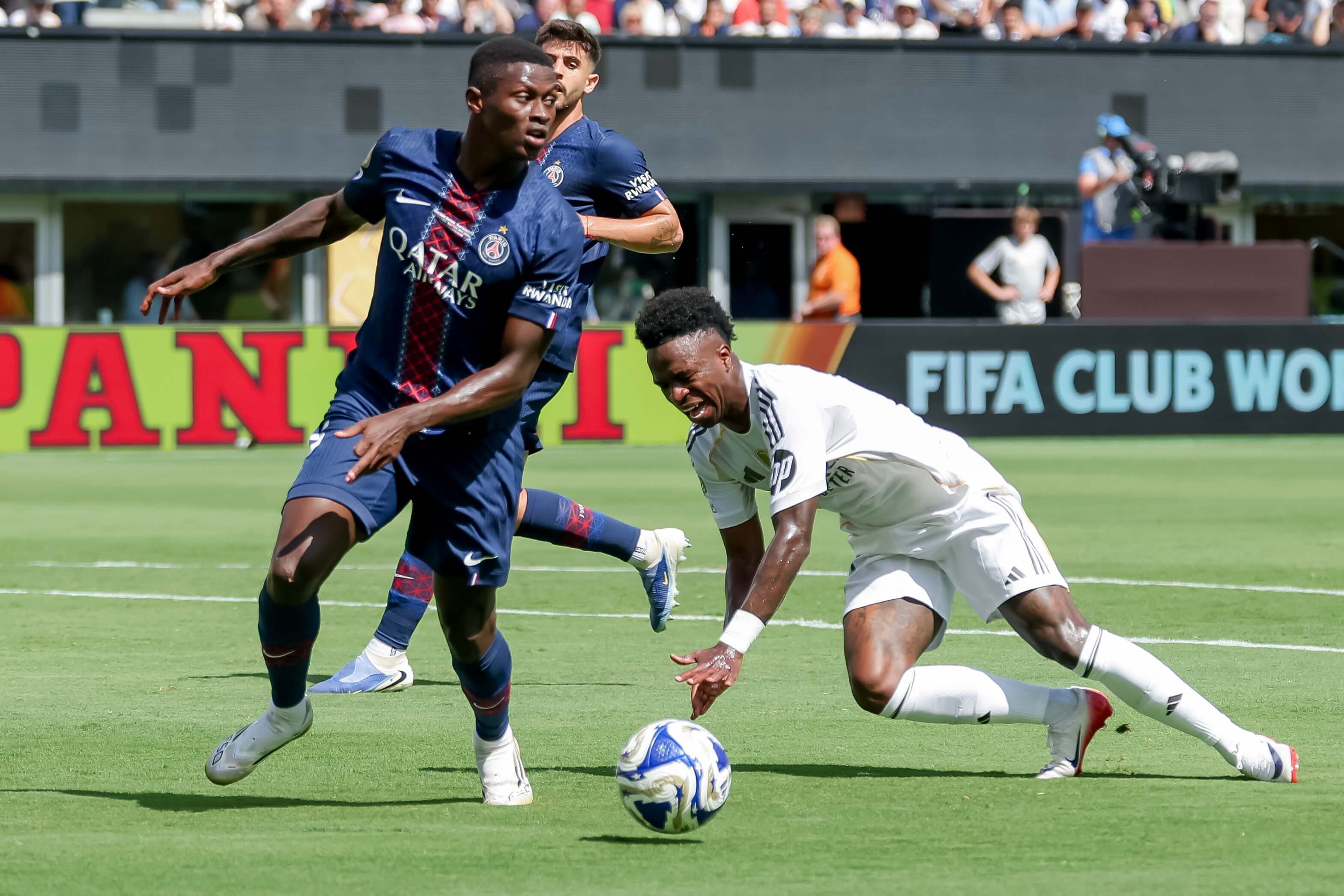 Vinicius Jr y Nuno Mendes en el PSG - Real Madrid
