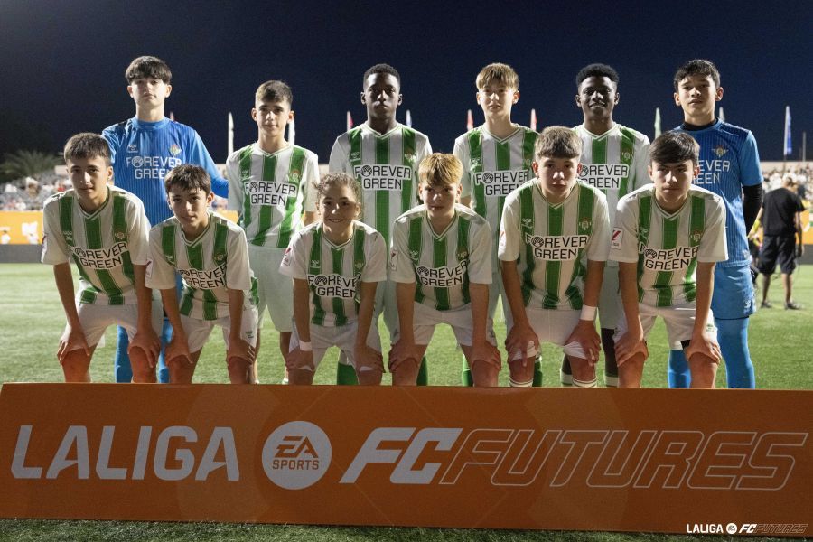  Los jugadores del Betis, antes del enfrentamiento ante el Dortmund.