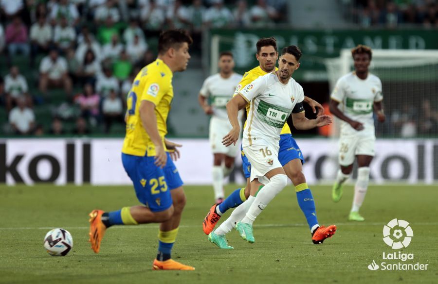 Rubén Sobrino persigue a un rival en el Elche - Cádiz (Foto: LaLiga).