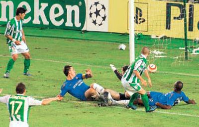 Dani anota ante el Chelsea en un partido de la Champions League de hace 20 años.