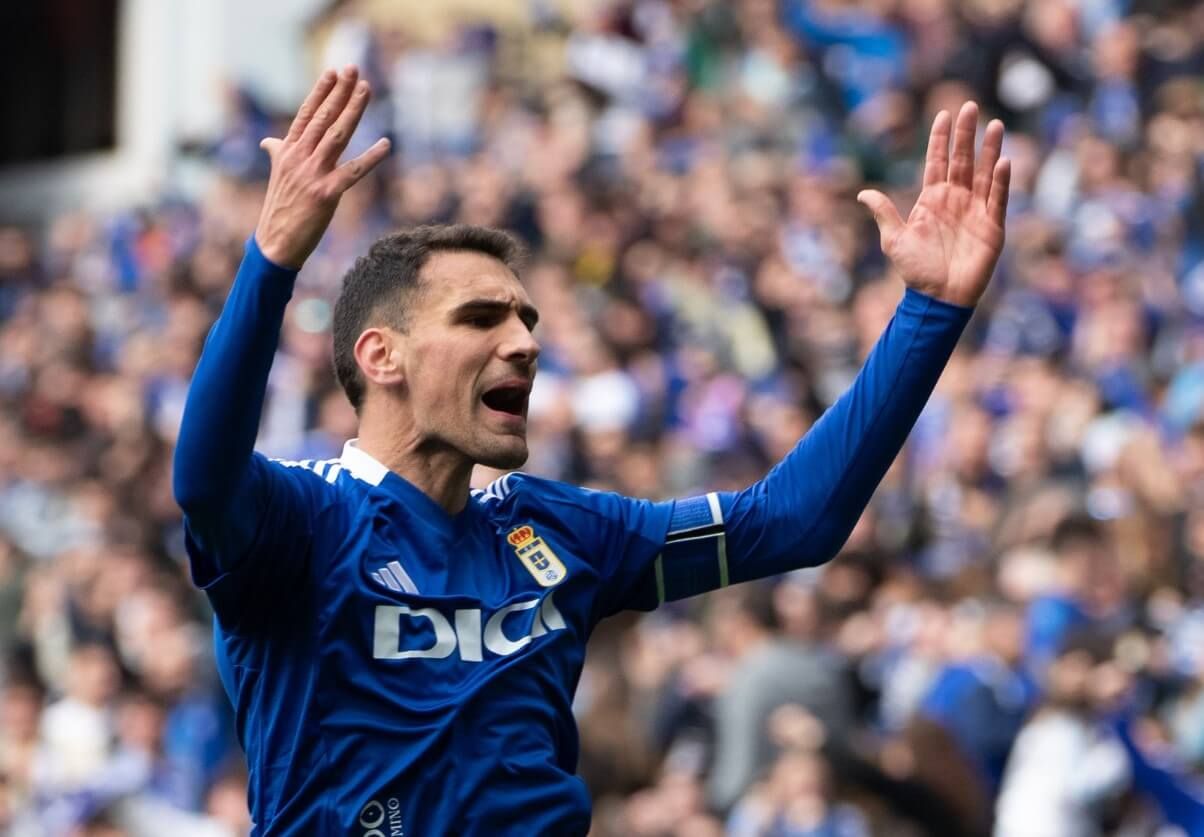  Dani Calvo alienta a los suyos en el Real Oviedo-Deportivo.