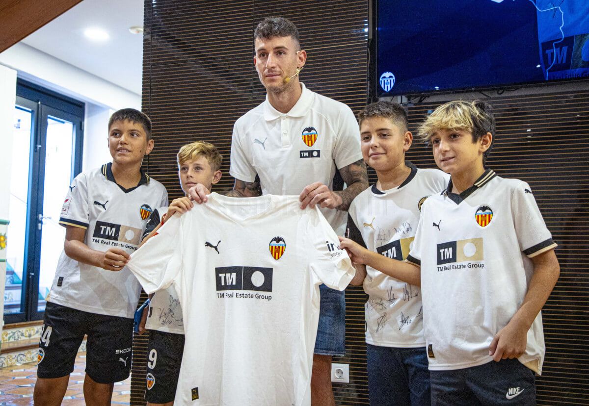 Dani Raba presentado en Mestalla con los niños del barro