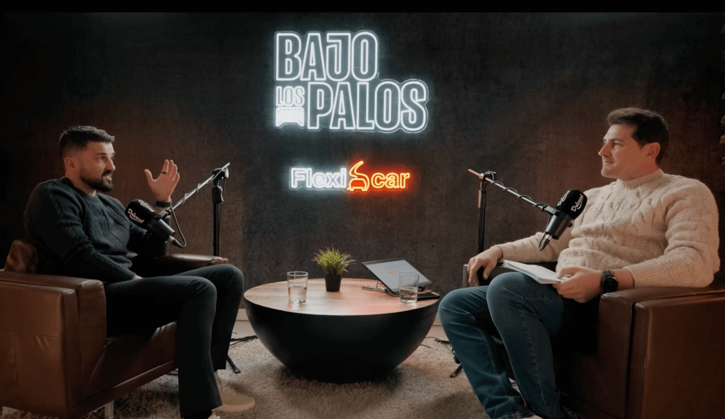  David Villa habla con Iker Casillas