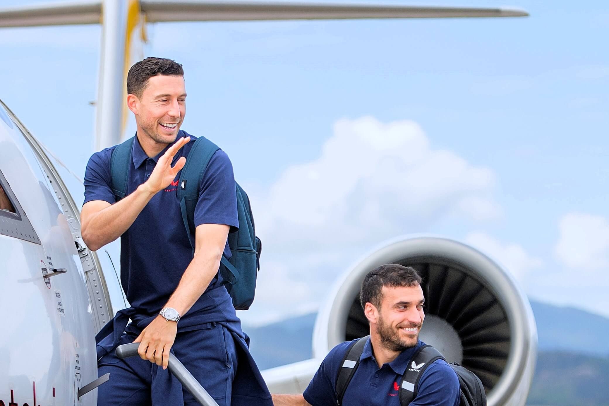 Oscar de Marcos saluda al montar en el avión del equipo rojiblanco con Iñigo Lekue.