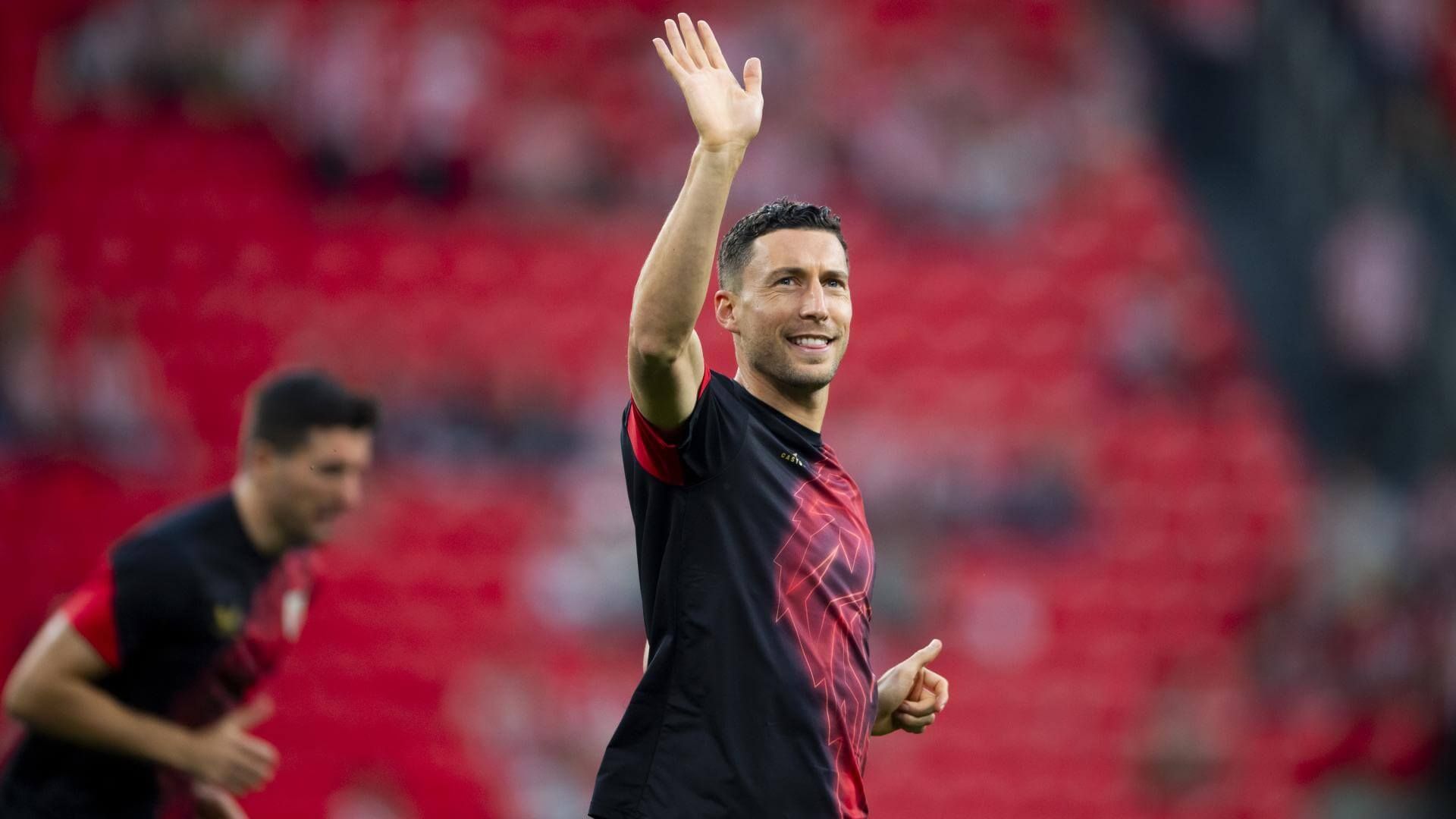 Oscar de Marcos saluda a la grada de San Mamés.