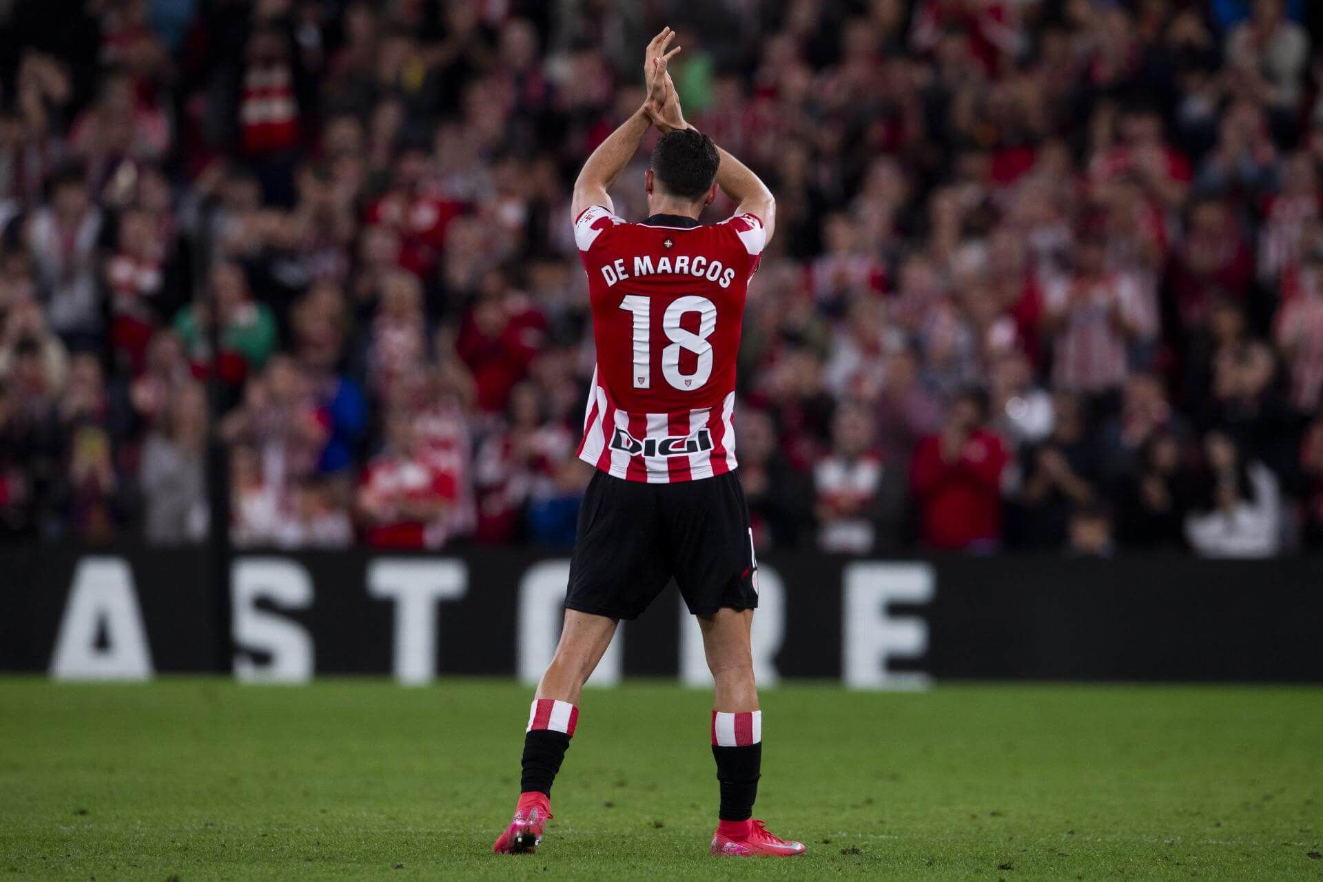 Oscar de Marcos aplaude en el cambio ante el Barça en San Mamés.