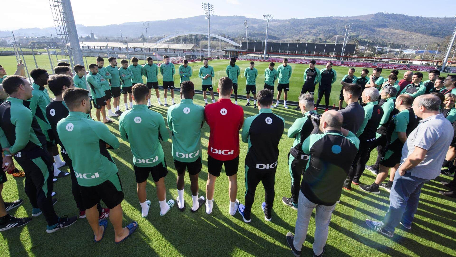  Óscar de Marcos anuncia su despedida del fútbol en Lezama.