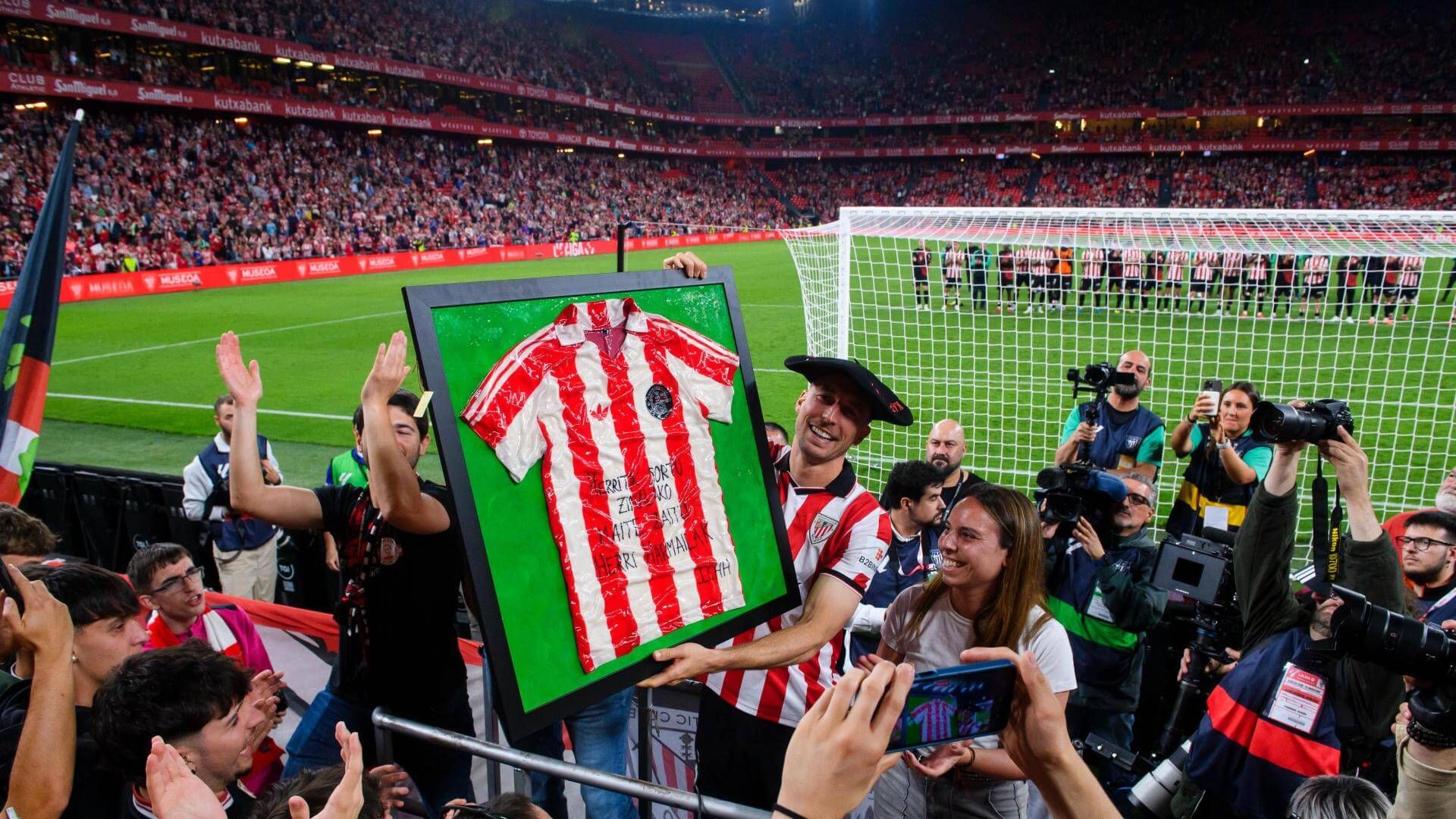 Oscar de Marcos es agasajado por la Grada de Animación en su adiós al fútbol en San Mamés.