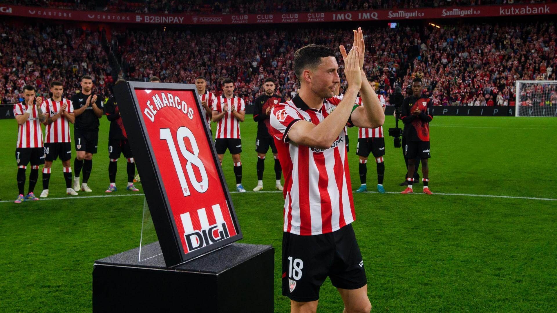 Oscar de Marcos es homenajeado en su adiós en San Mamés.