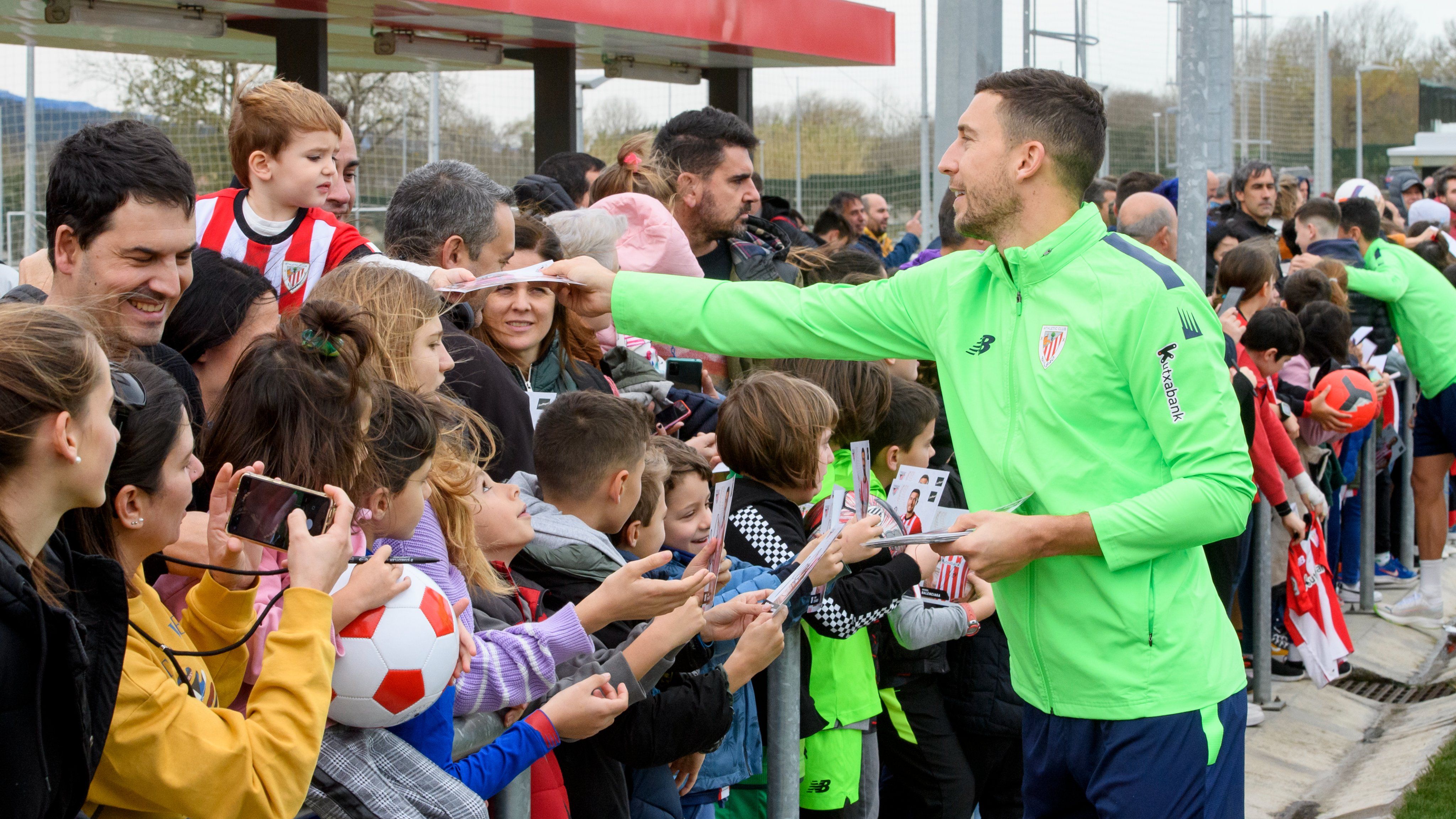  El capitán Oscar De Marcos, siempre afectuoso con los niños y la afición en Lezama.