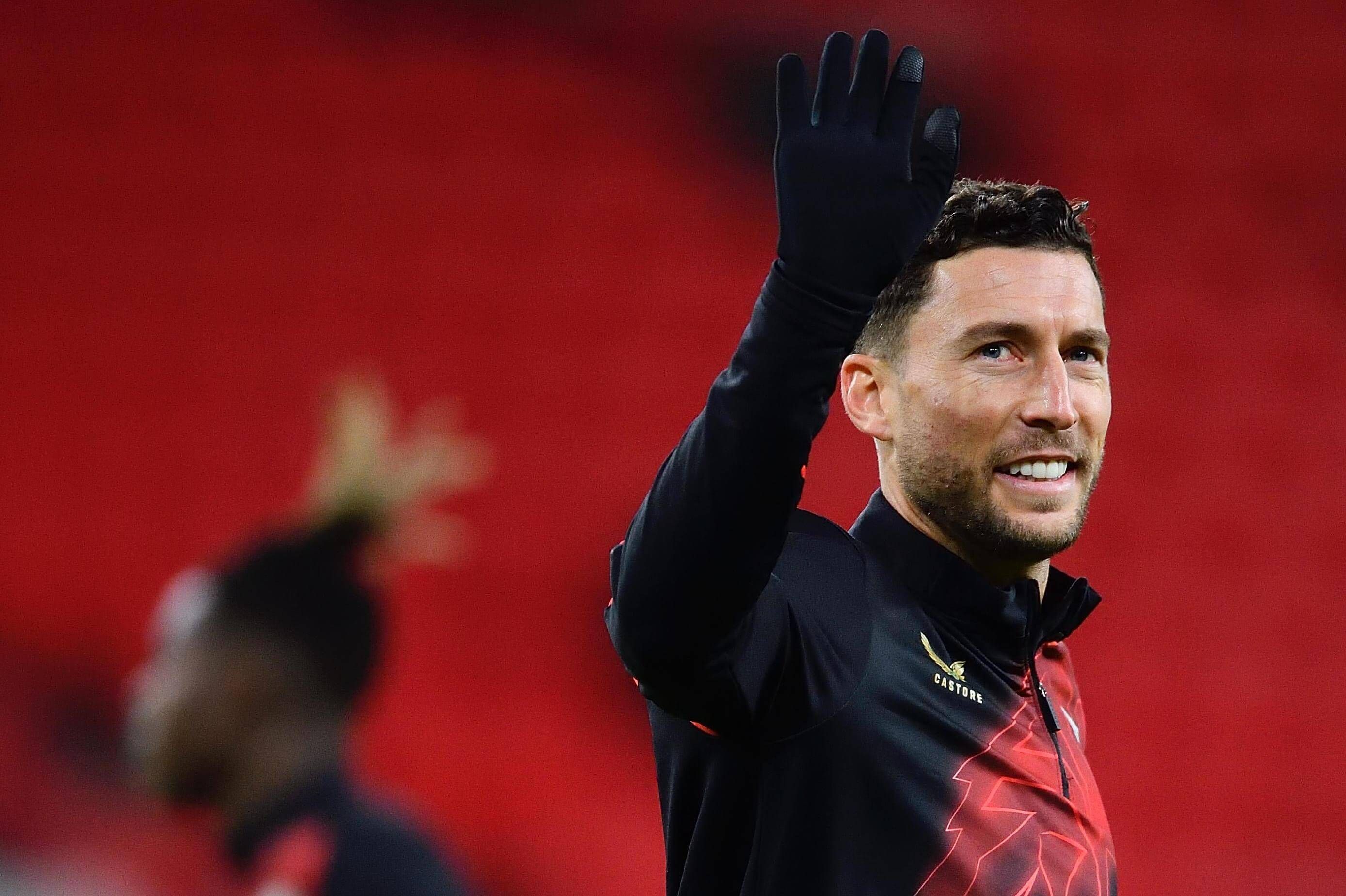  Oscar de Marcos calienta y saluda antes de jugar frente al Viktoria Plzen en San Mamés.