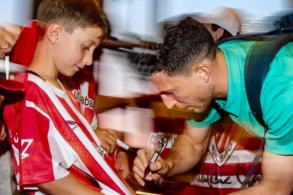  Oscar de Marcos firma solicito un autógrafo a un niño athleticzale.