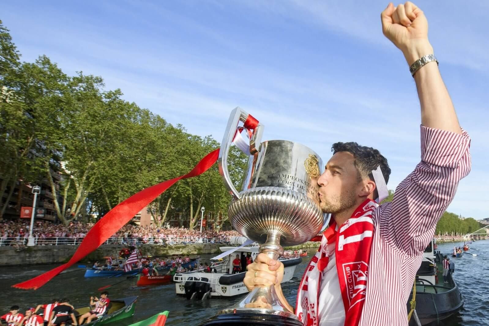  Óscar de Marcos luce la Copa del rey en la Gabarra por la ría de Bilbao.