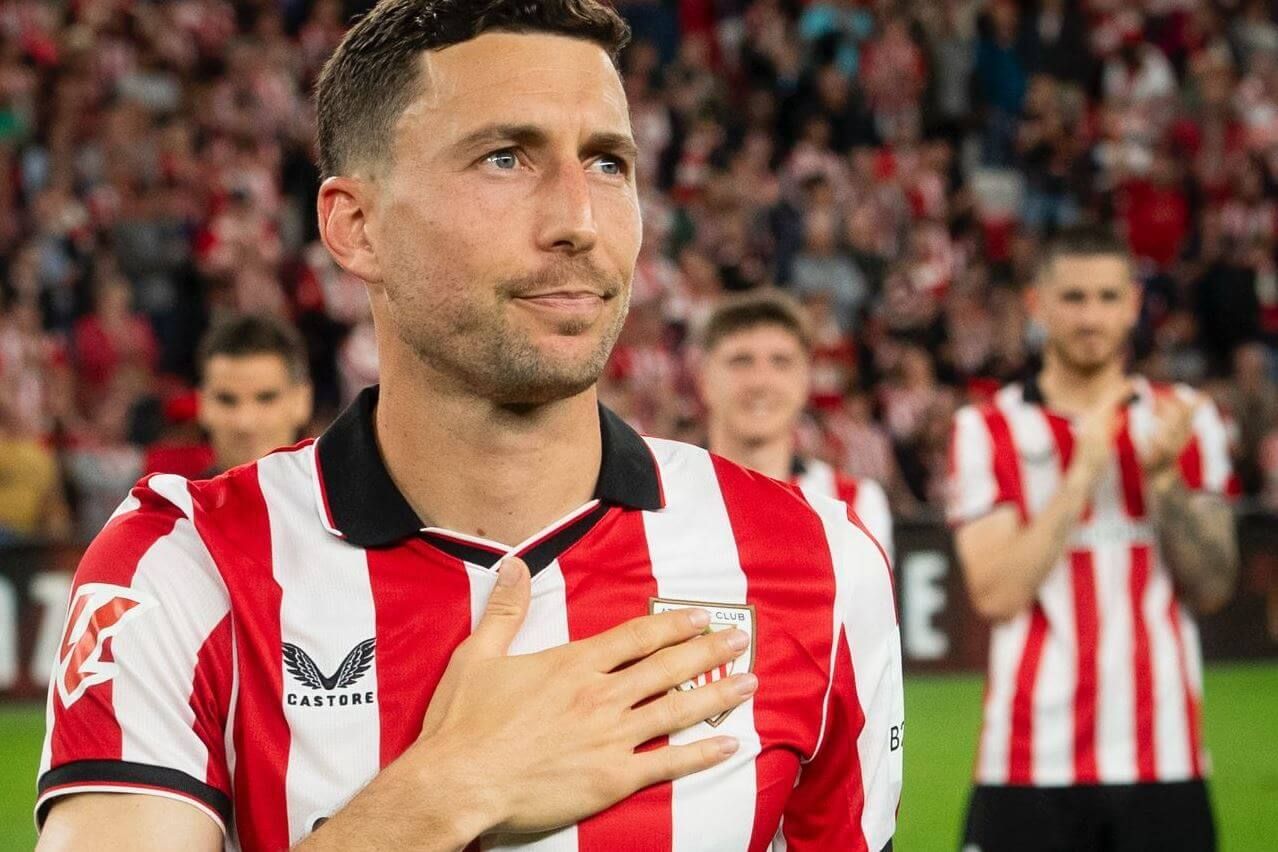 Oscar de Marcos se despide de la afición en San Mamés.