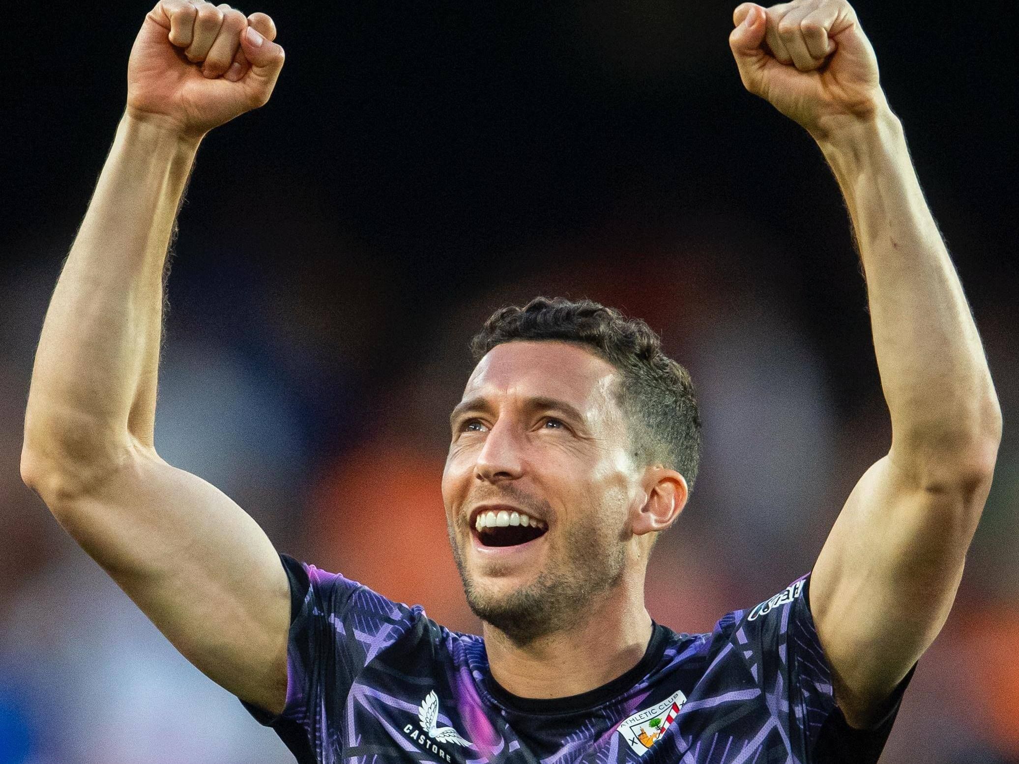  Oscar de Marcos festeja en Mestalla la cuarta plaza en LALIGA.