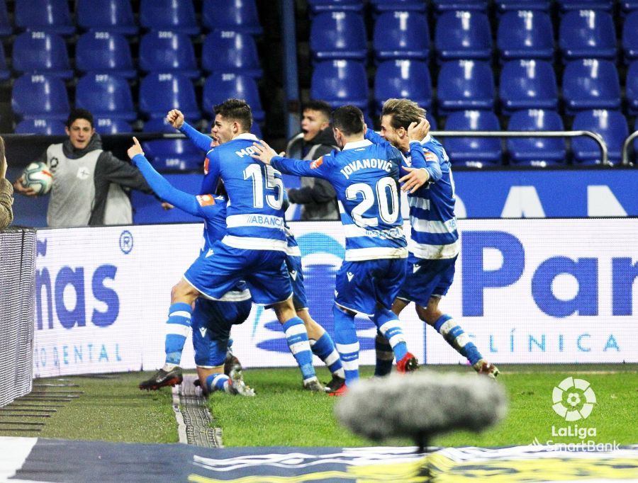  Peru celebra con varios compañeros su gol al Tenerife.