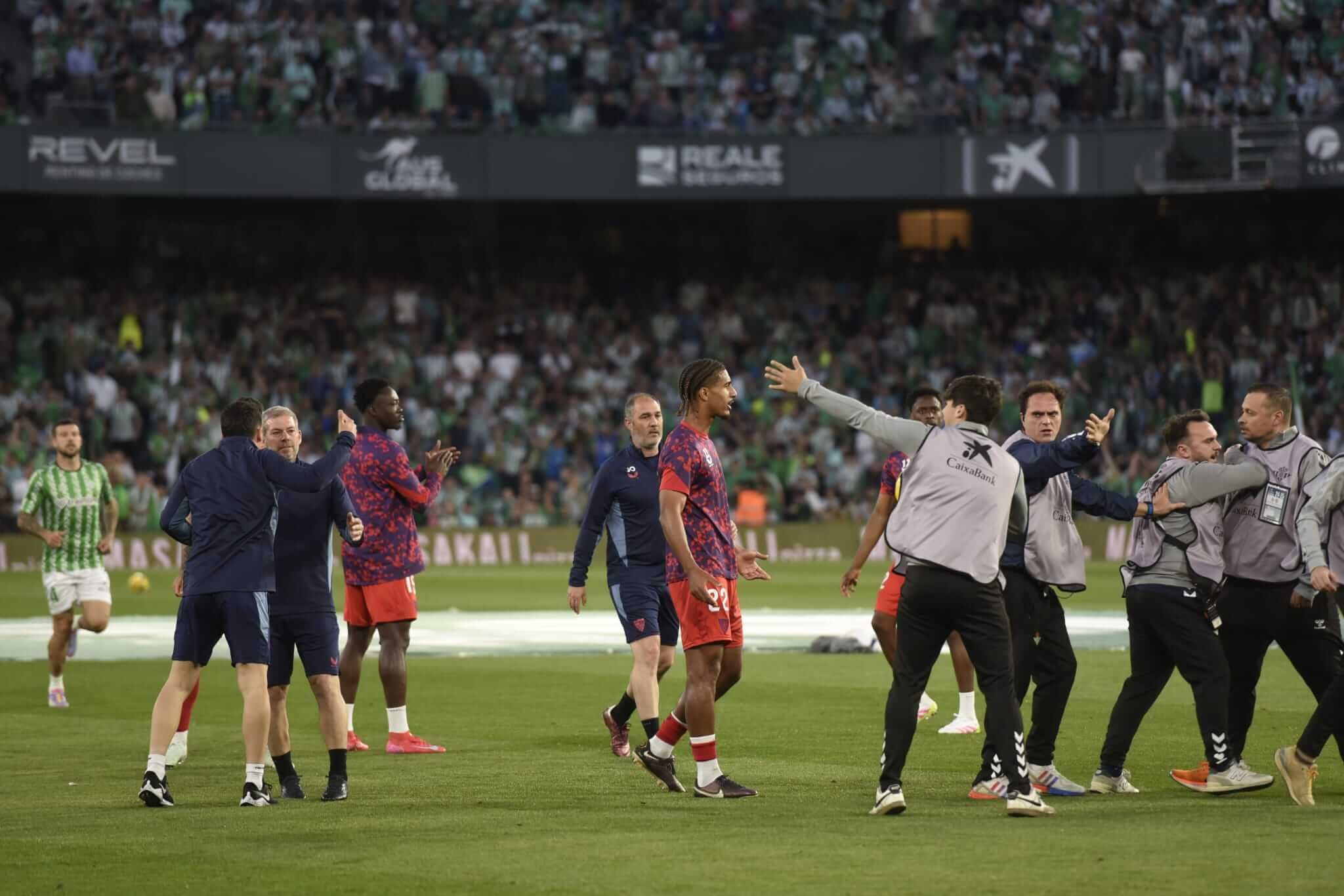 Encontronazo entre técnicos del Sevilla y recogepelotas del Betis.