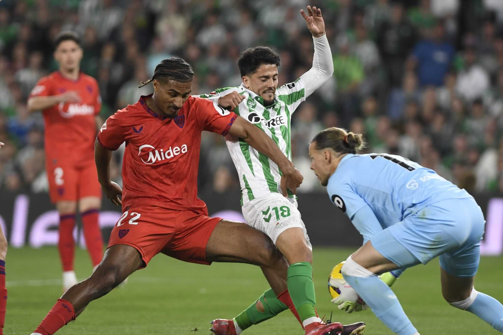 Loïc Badé sujeta a Pablo Fornals y Nyland atrapa la pelota en el derbi.