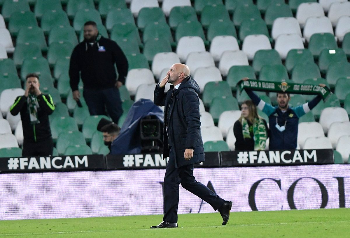 Monchi celebra la victoria en un derbi en el Benito Villamarín.