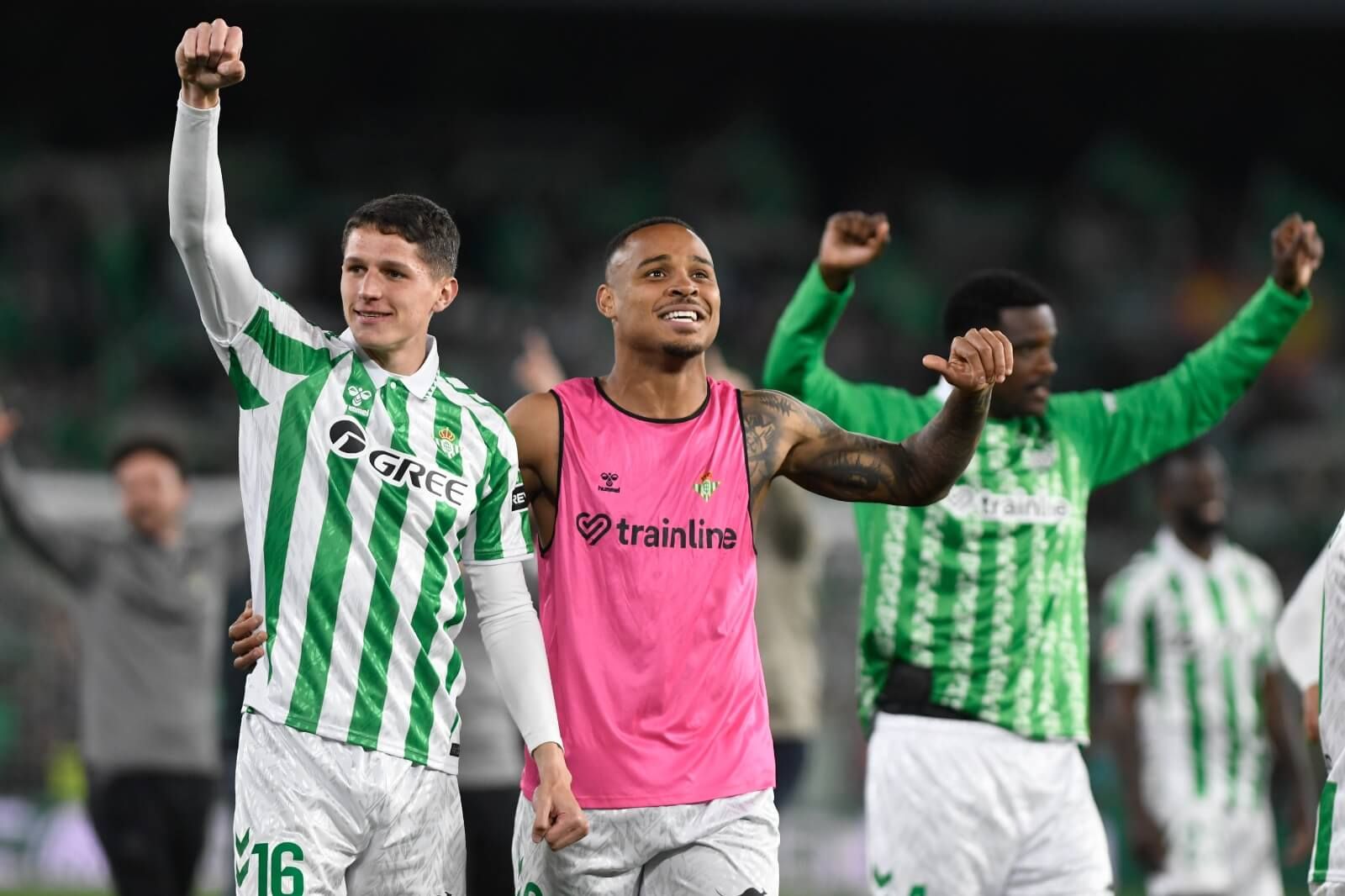 Sergi Altimira y Natan celebran la victoria en el derbi.