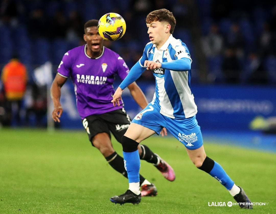Diego Gómez controla un balón durante el Deportivo-Córdoba.