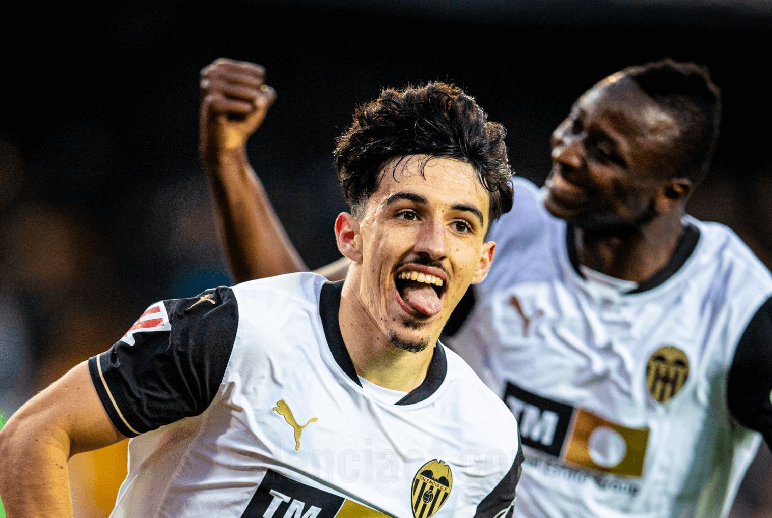  Diego López celebra un gol, Sadiq le acompaña